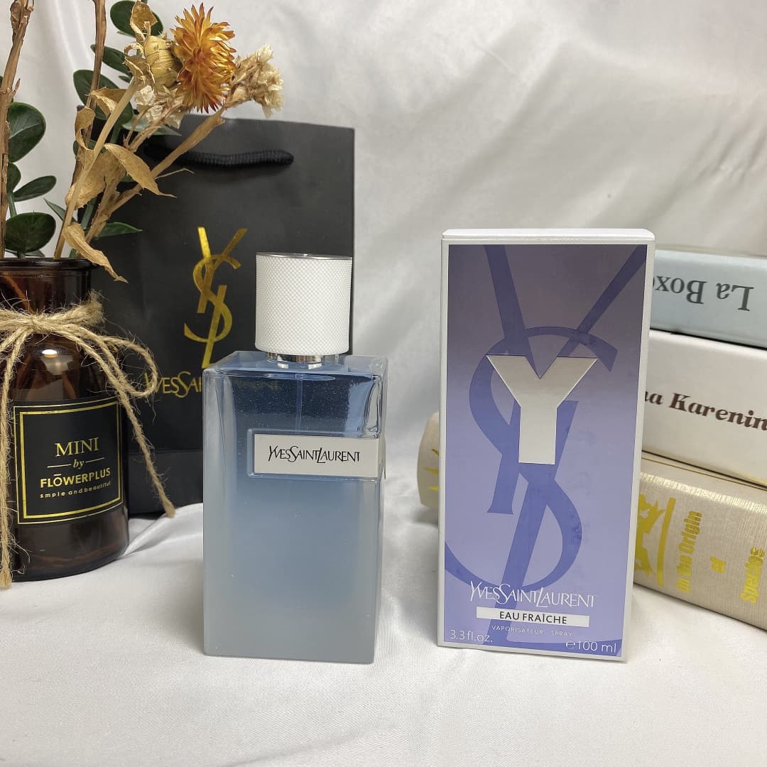 💰💰💰YSL Yves Saint Laurent 2020 New Y Pioneer Men's Frosted Light Fragrance Fresh Water Eau Fraiche 100ml The composition of this perfume exudes a bright and cool fresh breath, opening with a spicy mixture of lemon, ginger and pepper. At the heart of the fragrance is geranium under the coolness of mint, combined with notes of juniper berry and lavender. The base also contains lemon, this time with delicate balsamic frankincense and the smooth calming effect of cedar wood. Top notes: lemon, ginger, pepper Middle notes: geranium, mint, juniper berry, lavender Base notes: frankincense, cedar The shape of the YEau fraiche perfume bottle continues the previous style, and is made of frosted glass, reflecting the coolness of the fragrance.
