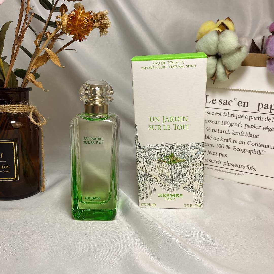 Hermes Rooftop Garden Unisex Eau de Toilette 50ml (EDT) - Fresh Floral Fruity Scent: Top Notes: Sweet Lime, Ginger, Green Notes; Middle Notes: Coriander, Pepper, Aquatic Notes, Cardamom Seed, Ginger Flower; Base Notes: Vetiver