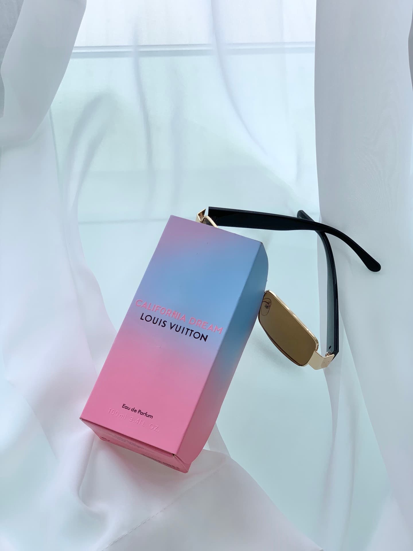 LV California Dream | Capturing the Los Angeles sky in a perfume bottle 🧊 The California Dream, having traveled across the ocean, has finally arrived 💙💖 ■ If you ask me what it smells like? ■ I think its scent is like "a fleeting sunset" 🌇 - The first moment you spray it, it's like an orange peel being squeezed, releasing an explosion of juice, refreshing and bright, instantly captivating you, like taking a big gulp of orange juice on the beach on an afternoon—passionate and unrestrained! - But Jacques Cavallier Belletrud seems unwilling to let this fleeting pleasure linger too long, like a brief sunset. Then you can smell the languid, lingering scent of ambrette seeds, the sunset, the receding tide, the sea breeze on your face, weaving warmth and gentle romance together… - The incorporation of benzoin may be to preserve this enchanting sunset. They intertwine and blend, leaving only the unfinished glass of orange juice, the pink sunset about to be enveloped by night, the salty sweat flowing on bronze skin, the fragrance that touches your heartstrings every second… - A fragrance like a summer night, intoxicating and dreamlike 🌇. Gender: Unisex Fragrance Family: Citrus Scent Ingredients: Mandarin Orange, Pear, Ambrette, Musk, Benzoin