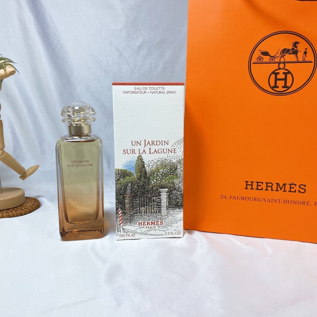 Hermes Garden Collection 2019 Newest Lagoon Garden 100ml, featuring magnolia, pittosporum, Madonna lily, sea breeze, sea peltata (a halophyte), and woody elements! The gradient orange-red bottle evokes the feeling of being in a secret garden by the Venice lakeside, bathed in the warm sunset glow, feeling the sea breeze, and smelling the fresh fragrance of plants! A warm and refreshing summer embrace!