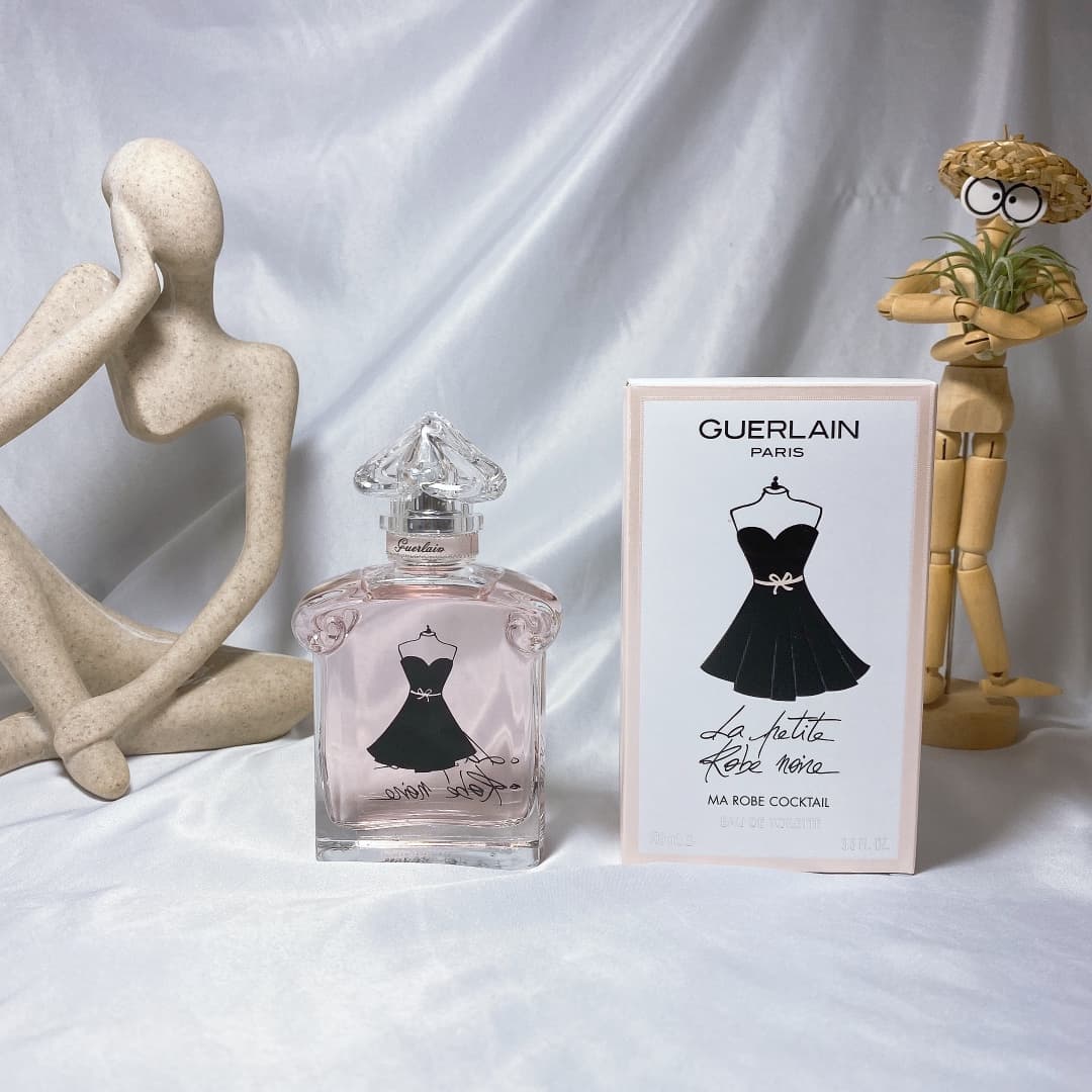 Guerlain La Petite Robe Noire Fresh Floral Scent 100ml Fragrance Notes: Floral Fruity Top Notes: Lily, Rose, Green Leaves Middle Notes: Sour Cherry Blossom, Apple, Blackcurrant Base Notes: Patchouli, Amber