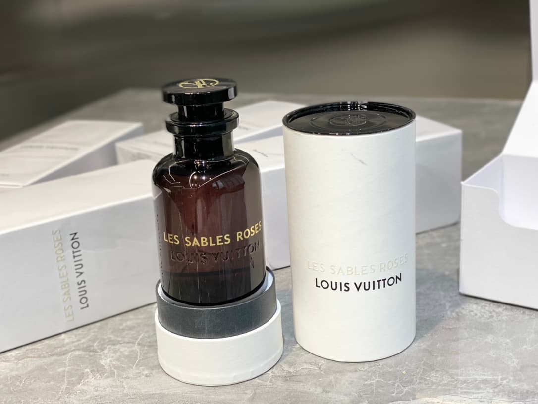 LV Sables Roses perfume in a black bottle. The fragrance notes are: Oud Rose. Ingredients: Centifolia Rose Absolute, Bulgarian Rose, Agarwood, Ambergris, Black Pepper, Saffron. The main notes are oud and rose. The agarwood and rose essential oils are very pure, with almost no alcohol. The top note is a rich red rose, but enveloped by oud, as if the rose is blooming in the shadows on agarwood buried for thousands of years in the desert. The middle note reveals the rich oud, a deep and lingering fragrance, with saffron and ambergris but without any powdery notes, only a complex and lingering oud aroma. The scent is unisex, suitable for both men and women, and perfect for everyday wear, even to work! The dry down actually has a subtle soapy note, reminiscent of a desert evening breeze—not overpowering or pungent. Having smelled many oud and rose perfumes, this one was the one I immediately decided to buy (partly because it's a limited edition). Due to the ingredients and fragrance notes, the EDP (Eau de Parfum) has incredibly strong staying power; a friend said the scent was still there the next day after a shower. It also has a very strong fragrance retention when sprayed on clothes