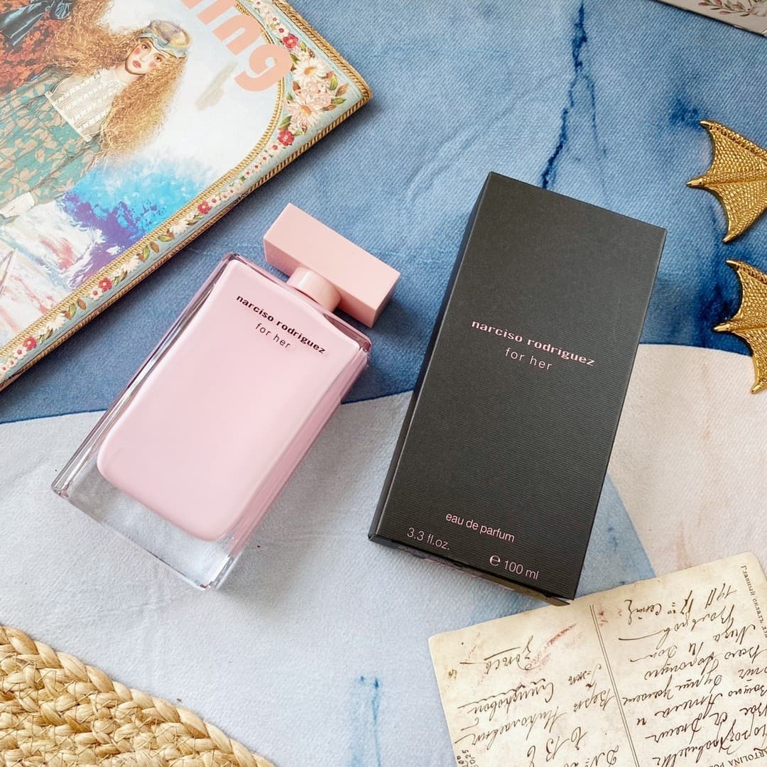 s truly stunning. The gradual transition from floral and fruity to woody notes creates a rich yet harmonious blend, evoking a quiet, gentle feminine scent. Warm and independent, without any hint of overt femininity, yet undeniably feminine.