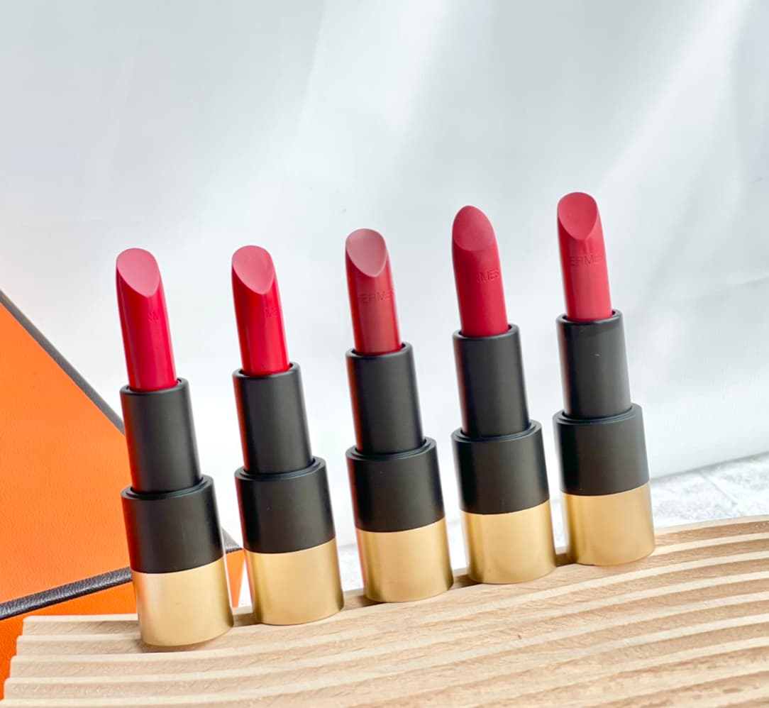 Hermes lipstick sample, 1.5g, with Chinese label available. Inner box has UV-protected code, marked with "GKBFE". Available shades: 33 Matte, 46 Matte, 68 Matte, 64 Glossy, 85 Glossy, 75 Glossy, 21 Glossy