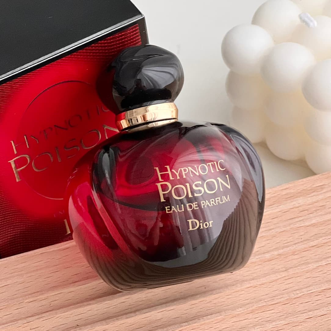 Dior Poison fragrance. Those who love it will understand; its main note is Riley's scent, giving a mysterious, luxurious, wild yet feminine feel, exuding a strong feminine charm. However, when first sprayed, the scent might seem a bit strong, but as time goes on, the fragrance becomes increasingly captivating. I feel that Poison truly gives me a sense of depth; its fragrance is somewhat rich, giving a warm feeling, as if it possesses a magical power to dispel the cold. Although many people think Poison is more suitable for mature women, I feel that the fragrance has a milky note that makes it both alluring and playful, much like a woman in her twenties—somewhat naive yet possessing a passionate and charming youth