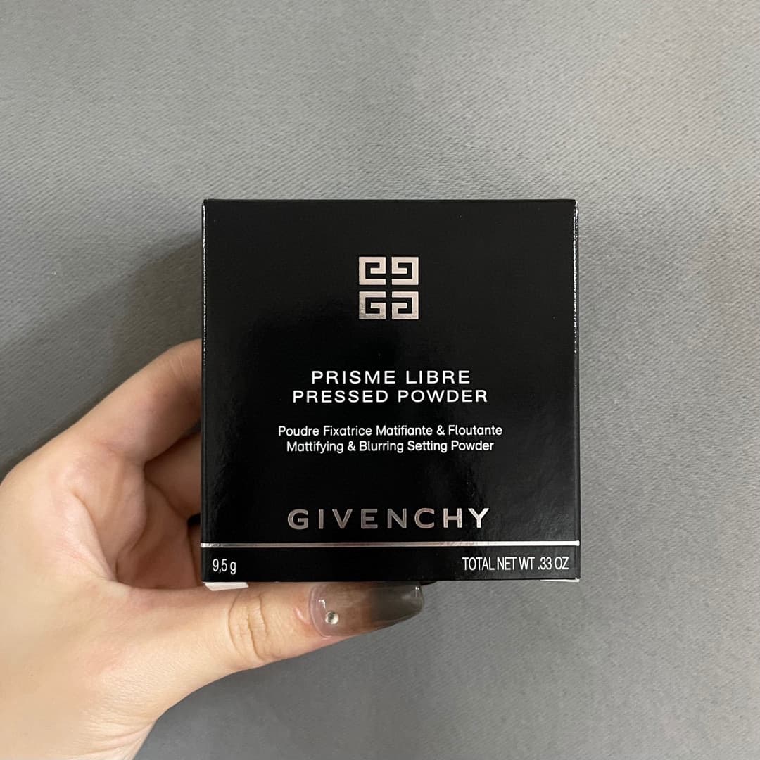 Givenchy Prisme Libre Powder Foundation 🔜Real Photos📷Price Adjustment❗1⃣Shade: N1 I've been eyeing this for ages, and I never expected it to make a comeback this year! I bought it immediately, haha! This compact is even smaller, and the three-layer design gives it a high-end feel! The only downside is that the brush doesn't pick up the powder well; be careful with your technique or use your own powder brush or puff.💢