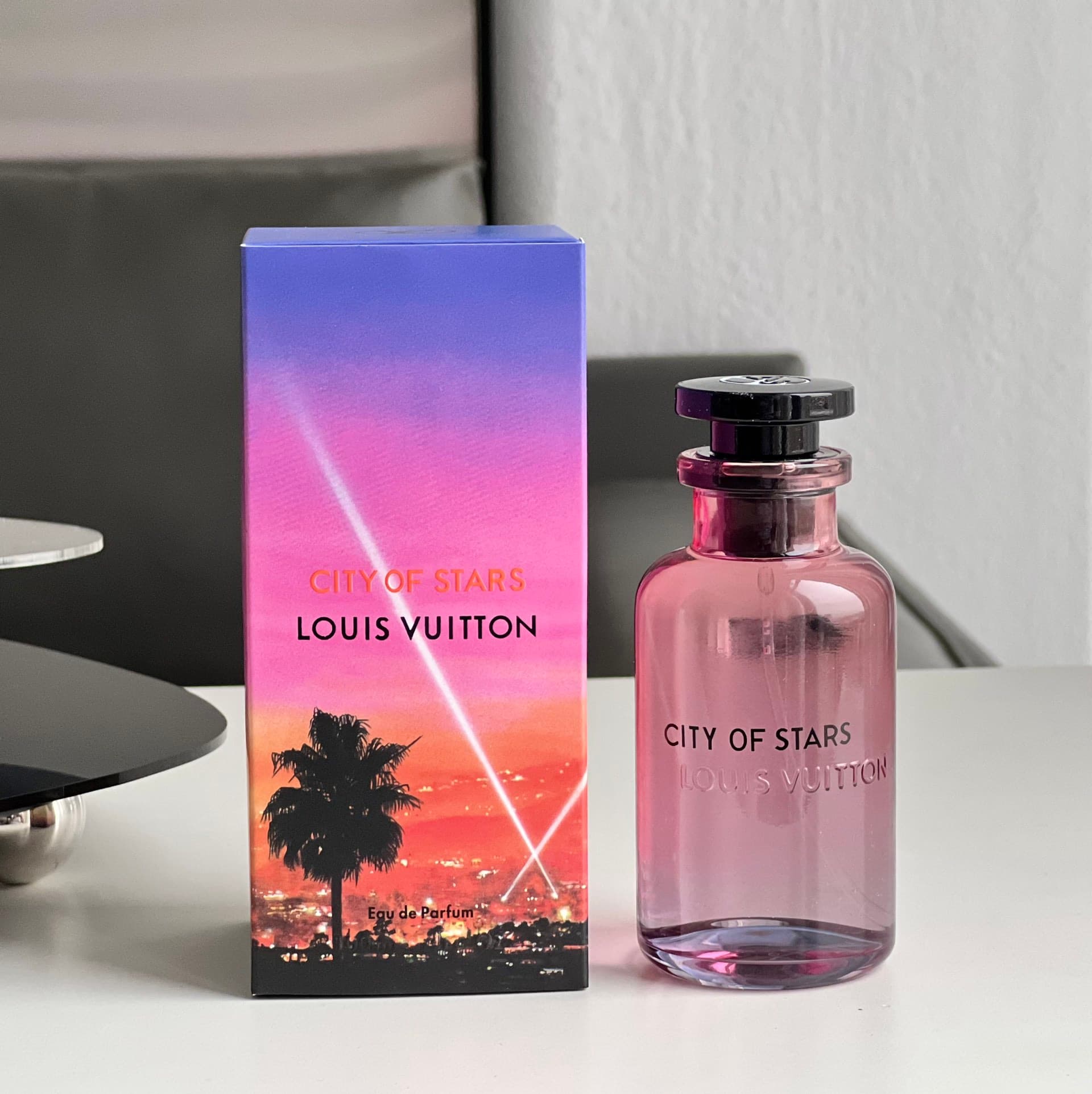 LV's new fragrance of the year, City of Stars ✨, has a very clear fruity scent, especially blood orange and lemon! The sandalwood 🪵 note immediately follows, and the overall fruity scent is present, ending with woody notes and citrus notes~ Like the last glimmer of a summer sunset before falling into the night. The spray nozzle has a great feel, and the top notes burst with a burst of citrus fruity scent, sweet and sour, fresh and juicy, perfectly echoing the starry sky! It's like ripples spreading across the center of a lake, a scene from a dull, rainy afternoon in late spring. Our products are absolutely genuine! Every package comes with a Hainan duty-free bag and a traceable code!