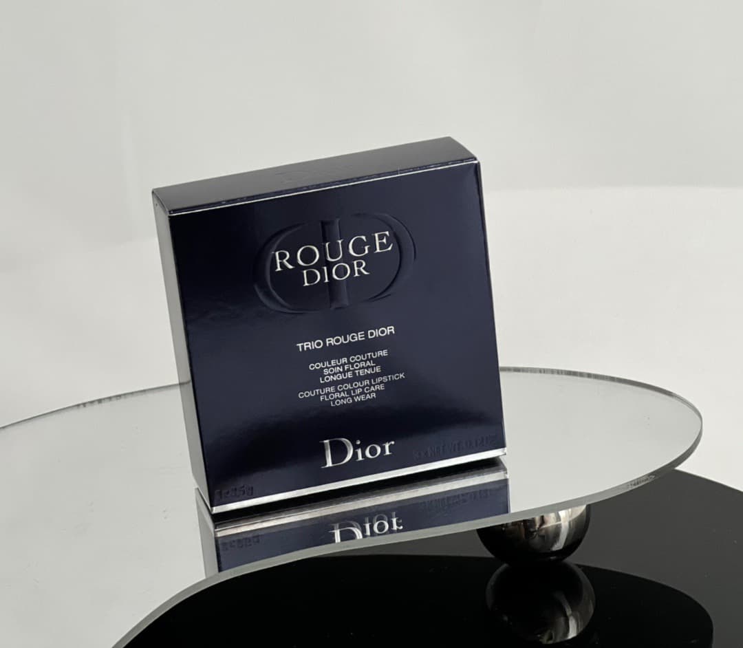 Dior Rouge Dior 999 three-piece set includes: Matte 999 + Moisturizing 999 + Velvet 999. This 3-piece set is gorgeous! ✨ All are Dior's signature shades~ A comparison of the three 999 textures: 💄 Let's call it "absolutely stunning"! Satin: Every girl should own this classic red! It feels so soft and comfortable on the lips. Satin is a classic, moisturizing, and perfect for everyday wear. Matte: The color payoff is better than satin, and it's easy to apply and not drying. Velvet: The new velvet texture is so beautiful!! It feels comfortable on the lips without being heavy, and the finish is very sophisticated. The color is deeper and more pigmented!