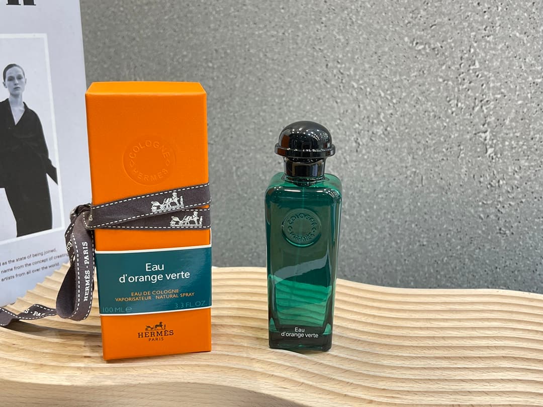 Hermes Cologne collection is here! 🌈 The Cologne collection perfectly embodies the Hermes lifestyle art. Each Hermes Cologne is a snapshot of the olfactory experience, showcasing a simple and carefree joy with rich connotations. 🍃 💚 Hermes - Eau de Parfum: "Having walked half a lifetime, I am still a youth." The sweet and sour taste of oranges is irresistible to many, just like life, with its bittersweet moments. The beauty of life is revealed in the aftertaste, from youthful naiveté and arrogance to the elegant speech and poise that come with maturity. Through trials, brilliance shines even brighter. Having walked half a lifetime, I am still a youth! Main ingredients: Sweet orange, patchouli, cedarwood