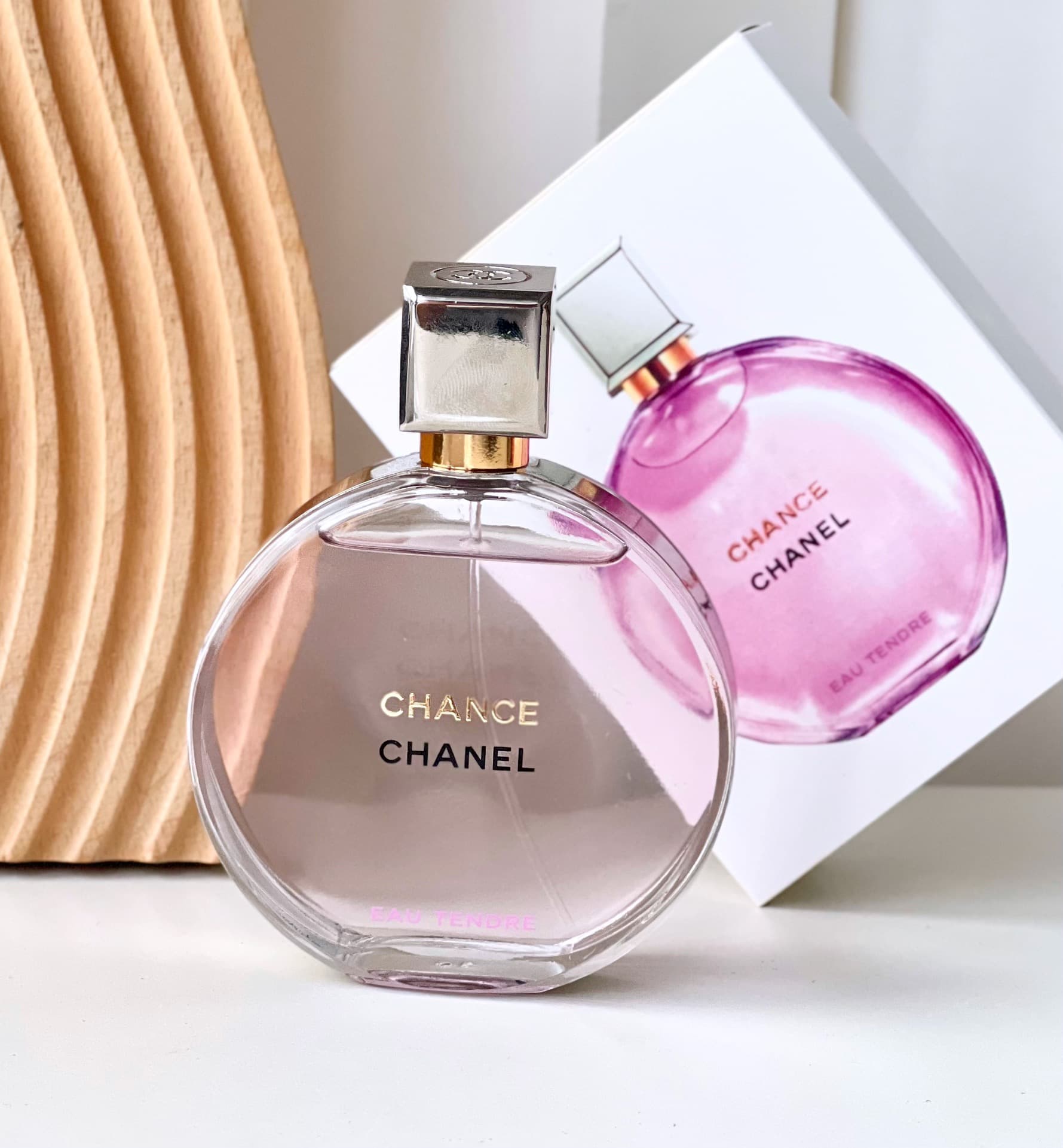 The Chanel Encounter family has awakened a new member 💕 In the Encounter series, the most popular tenderness eau de toilette has been upgraded and launched a new EDP perfume version ⚠️CHANEL Chanel Encounter series perfume Pink Encounter Tenderness Perfume ✨ Pink girl's heart Encounter tenderness eau de toilette ✨ Opportunities come and go, never stop... and you only have a few seconds to grab it. It often appears when we least expect it. However, if you decide to grab it, anything is possible. "If a fateful encounter comes, I will hold on tightly." Ms. Chanel knew that true luck is created by herself, it is an attitude and a way of life. A floral and fruity fragrance housed in a round bottle. The soft and gentle fragrance of opening the bottle leads you to be immersed in happiness and luck. An olfactory fragrance encounter. A floral-fruity fragrance that combines the bright notes of grapefruit quince with soft jasmine and warm white musk. It exudes a poetic atmosphere of romantic tenderness. The spray-type eau de toilette can be sprayed smoothly on skin or clothes! The new EDP tenderness perfume is added with Damask rose essence and exotic jasmine essence to inject more floral fragrance into the perfume, making the fragrance layered richer, softer and fuller! The fragrance lasts longer~