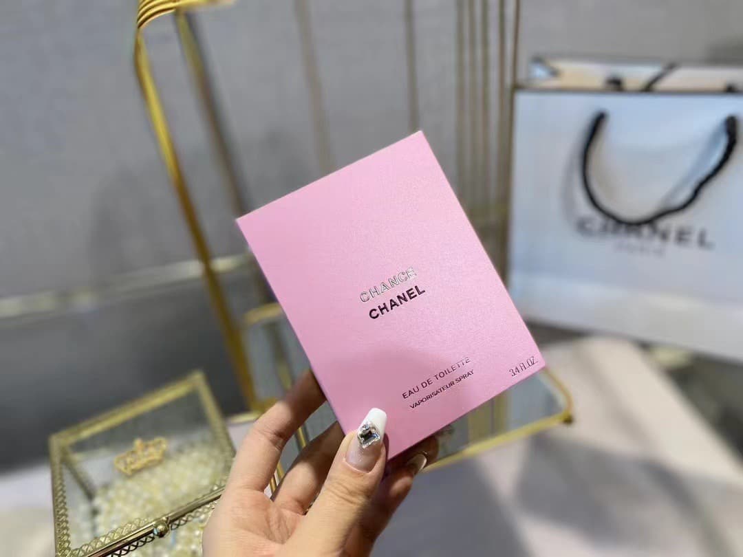 Original quality ☀️CHANEL Chance EAU DE TOILETTE Chanel Perfume Yellow Encounter 100ml Floral and fruity fragrance Top notes: pineapple, iris, patchouli, pink pepper, hyacinth Middle notes: jasmine, lemon, rose Base notes: musk, patchouli, vanilla, vetiver — The top note of pink pepper brings a touch of spiciness and lively floral and fruity fragrance, which makes you feel much better when you smell it. The middle note is the warm rose fragrance, paired with the fresh jasmine lemon, which is safe and comfortable. The base note is sweet, with just the right hint of powdery powder, and a warm feeling of being hugged and wrapped - a modern woman who has the courage to try + enthusiasm and vitality + wild confidence. Under the delicate, capable, stable appearance, she is gentle and kind, with a soft heart. She is a powerful and outstanding woman in my eyes. — It is very suitable for girls aged 25+ who are just entering the workplace. It gives people a refined and professional feeling. It can be sprayed in autumn and winter to give people a sense of warmth. Although it is a Toilette, the fragrance can last for 5-6 hours. —