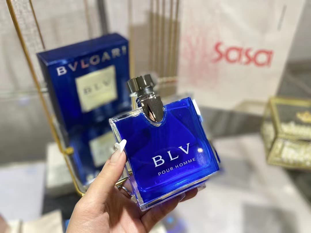LV Blue Tea Men's Fragrance 100ml. The first time I smelled it was when I was out with my boyfriend; the scent emanating from him was surprisingly wonderful! It's a particularly gentle and light woody fragrance. Like a forest bathed in sunlight, quietly releasing its aroma. It smells so comforting, making you want to get closer 🤩 This scent is unpretentious yet unique; after smelling it once, I could never forget it. So I started spraying it on myself, and I feel like I'm radiating charm haha! You can also spray a little on your pillow; it really makes sleeping smell amazing 💤 The top and middle notes have a hint of sandalwood and ginger, but even I, who don't like ginger, fell in love with this scent. I especially love the tobacco and floral base notes—light, subtle, and serene 👍 The entire bottle is blue; the cool, elegant feel is so beautiful