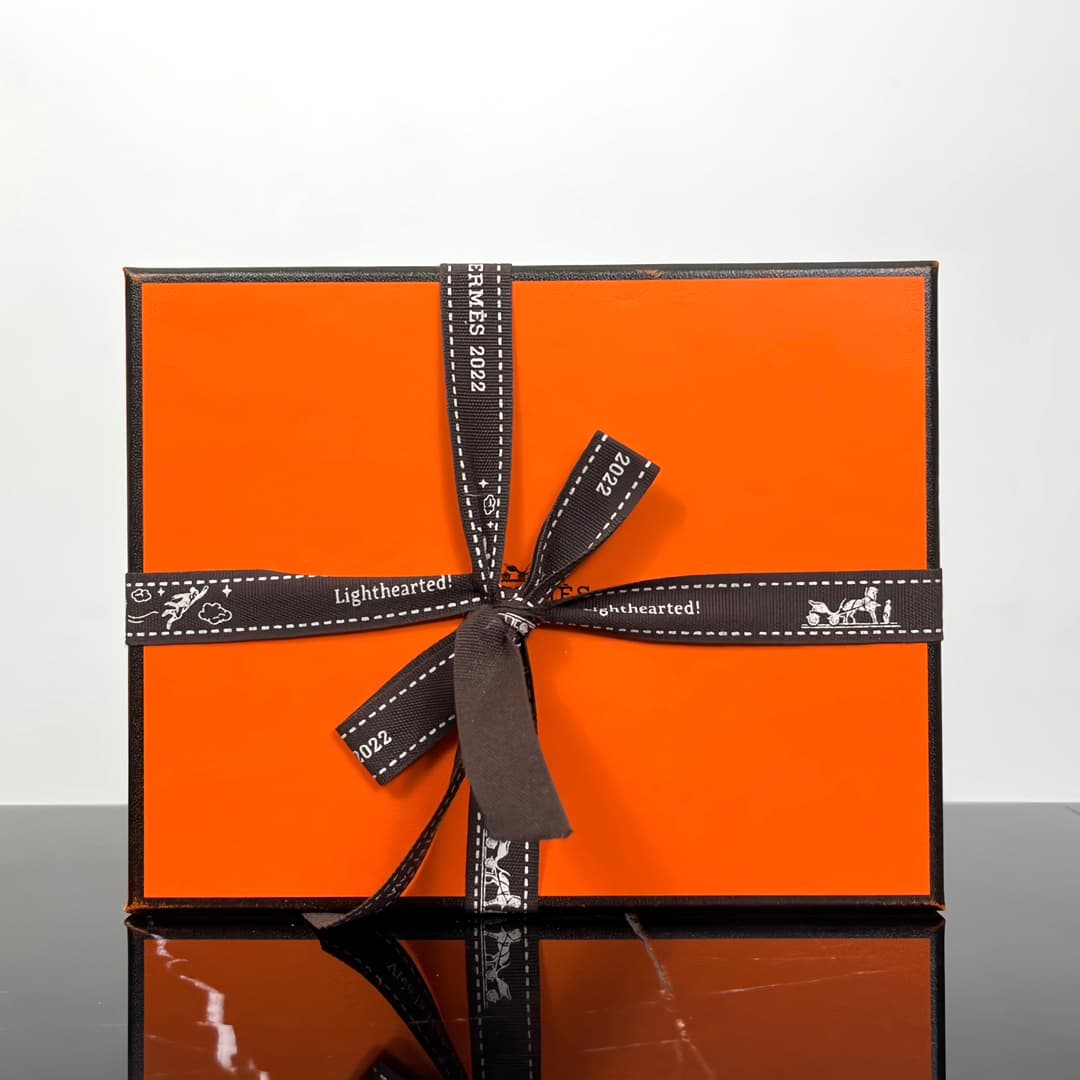 Hermes lipstick sample set (3 pieces) with gift bag! Authentic outer box with a hidden logo pattern under UV light; all details are identical to the original, scent is identical, highest quality on the market, not a common item, direct supply of authentic quality, comparison supported ✔️ Hermes lipstick sample set (3 pieces)! 1.5g*3. Shades: Satin 21#, Pink Rose 49#, Colorless Lip Balm#