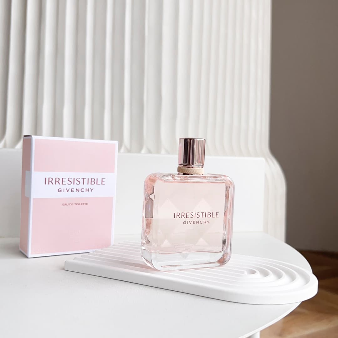 Givenchy Les Delight Eau de Toilette – a must-try women's fragrance! ||| A joyful floral-fruity-woody scent, a blend of floral and woody notes. It has a youthful vibrancy with a touch of carefree charm. The powdery floral scent is sweet, with a hint of musk, but not overpowering. The sillage and longevity are amazing!! 50ml