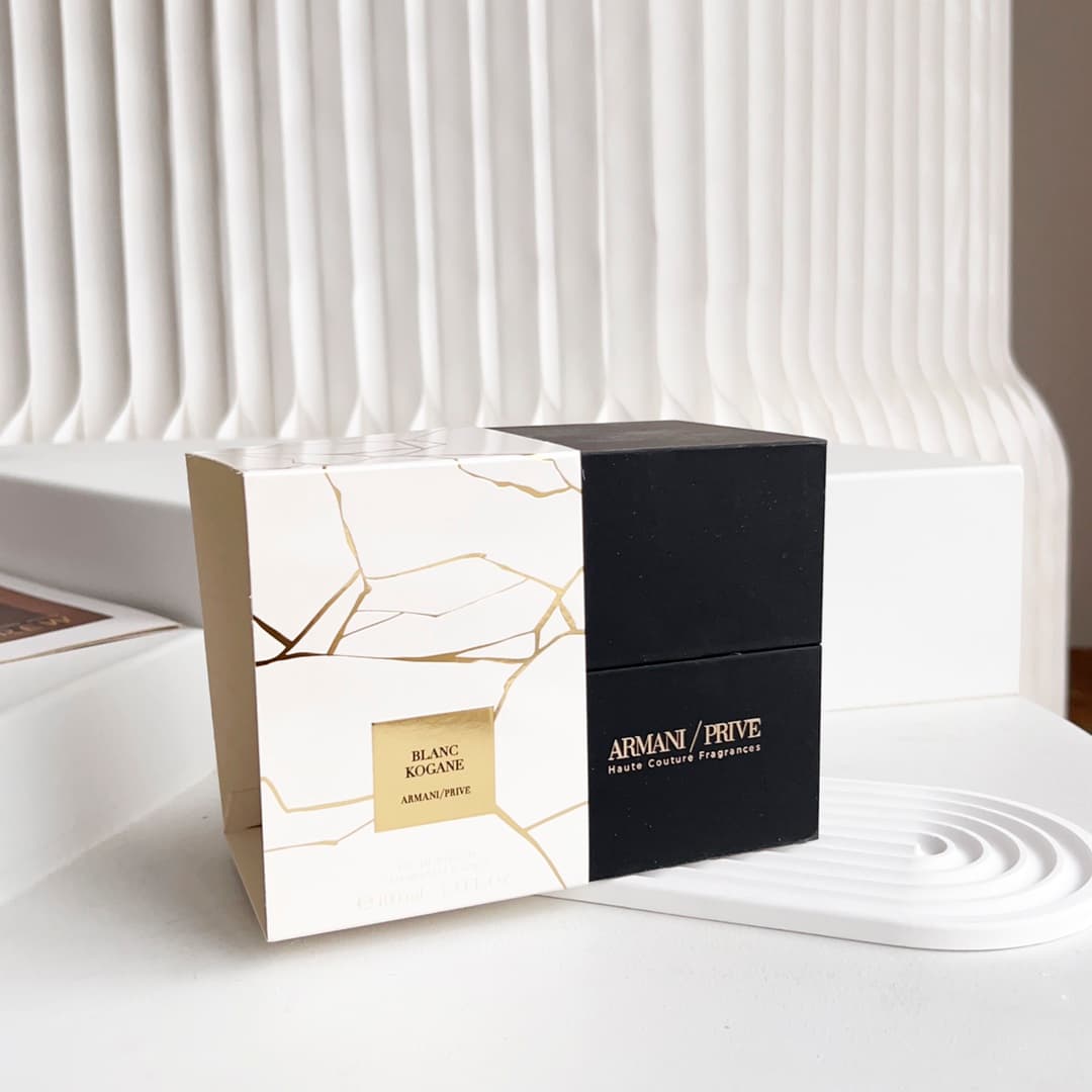 Original quality Armani Haute Couture Platinum Eau de Parfum|||Pure Desire Perfume Top note: aldehyde/jasmine Middle note: lily/musk Base note: vetiver/patchouli Rating: ⭐️⭐️⭐️ When the top note was first sprayed out, the smell of aldehydes and musk was very strong. It smelled a little smelly, with the medicinal taste of white flowers and patchouli. It was a disastrous top note, a bit pungent. At that moment, I had already thought of how to scold it. After the middle note, there is a completely different smell. The aldehyde smell subsides, and the powdery and soft milky texture emerges. When you smell it carefully, there is an obvious aquatic tone. It is cool and comfortable. It balances the tacky taste of the powdery powder. It is an unexpected surprise. The base notes work normally, with jasmine white flowers paired with milky powdery musk, which is gentle, soft and very clean. The fragrance of the perfume is average and the longevity is good. The middle and base notes are relatively receptive. It is creamy and lustful, but not sweet at all. It is not the kind of Bai Yueguang who is 17 or 18 years old, but more like a big sister who wears elegant clothes and lives in peace with the world. Armani platinum