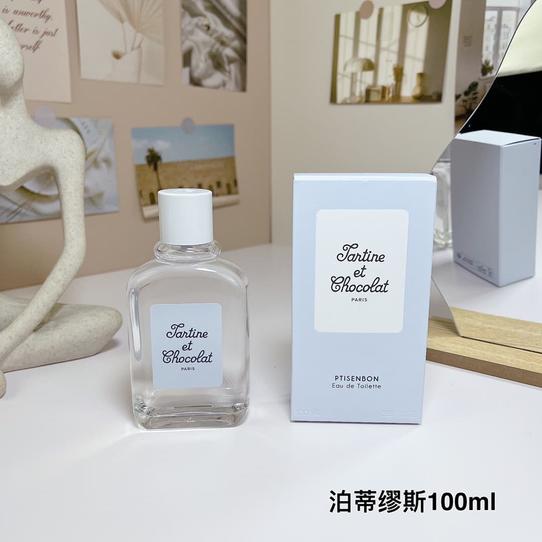 Givenchy Ptisenbon Baby Eau de Toilette EDT 100ml. The light scent evokes the feeling of soap, cleansing and refreshing. It retains the delicate and gentle fragrance of soap. The aromas of lemon, lily of the valley, jasmine, and honeysuckle are delicate and gentle. A clean scent with a transparent jasmine fragrance