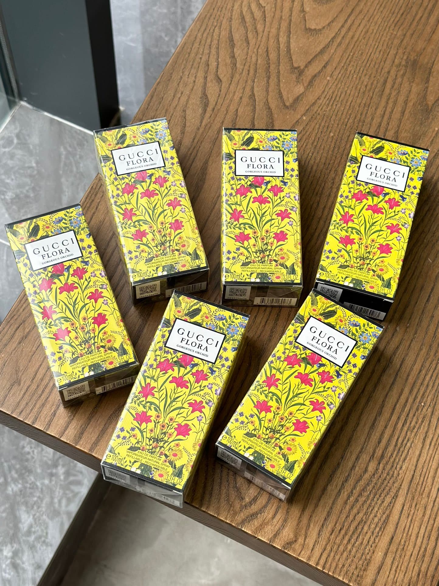 Gucci Vanilla Orchid Fragrance 💛 💛A new addition to the Gucci Vanilla Orchid series💛 💛Gucci Vanilla Orchid Fragrance for Women💛 Imagine strolling through a beautiful summer garden, the air filled with the scent of vanilla. Sunlight filters through the treetops, casting wisps of moisture on the plants, bringing a touch of coolness to the hot summer day. Just like the feeling of Gucci Vanilla Orchid, the fresh aquatic notes blend with warm gourmand notes, evoking a refreshing and bright summer feeling. The bright, sun-yellow bottle is like a small sun held in your hand, ready to activate your happy cells and bring good luck and energy!‼️‼️‼️ The warm and healing scent of vanilla opens the prelude to a summer garden, followed by the bright scent of vanilla orchid, like summer sunshine pouring into every corner of the garden, awakening full of vitality and energy. The refreshing and ethereal aquatic base notes are like a glass of ice water on a summer day, bringing a clear and cool experience